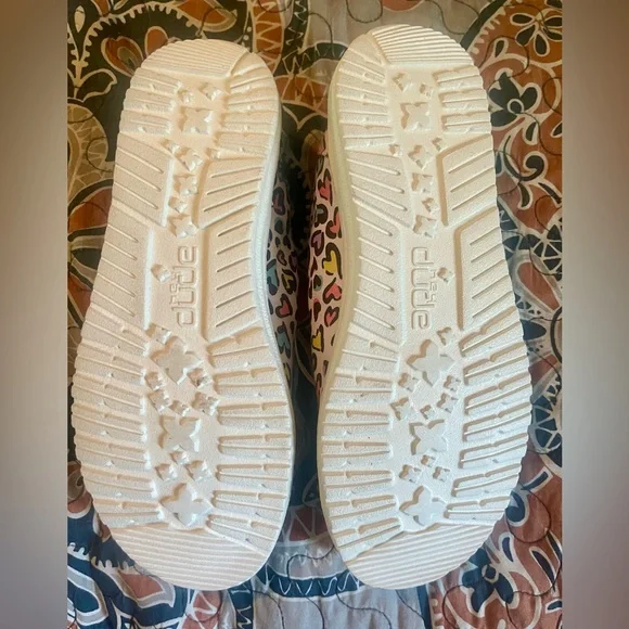 New with tags girls HEY DUDE wendy youth color white leopard SIZE 4-5 - Picture 4 of 4